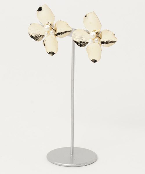 natural couture（ナチュラルクチュール）の「お花メタルイヤリング（イヤリング・レディース・ゴールド/シルバー・FREE）」の4枚目の写真