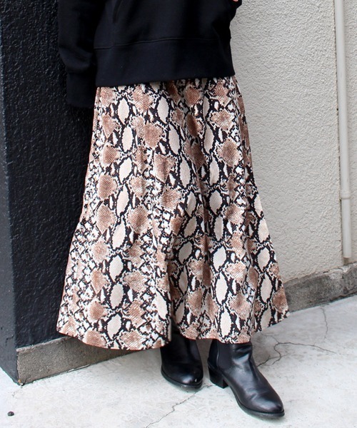 LAVEANGE(ラビアンジェ)の「パイソン柄シフォンロングスカート(スカート)」|ブラウン