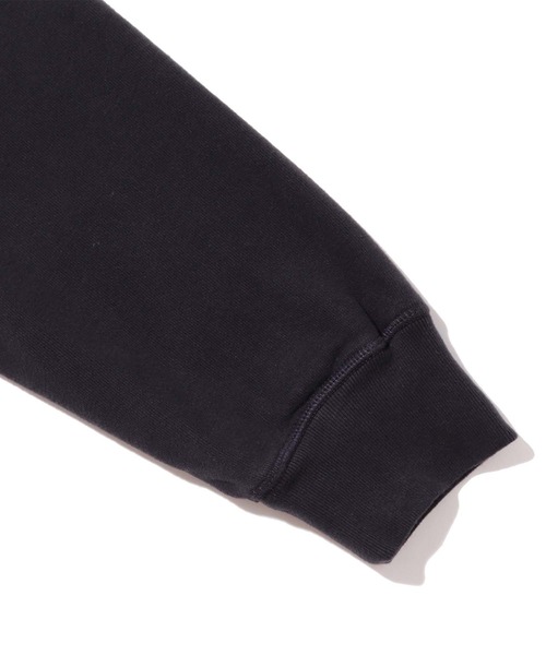 Levi's（リーバイス）の「Levi's/リーバイス STANDARD クルーネックスウェット CAVIAR（スウェット・レディース・ブラック・M/S/XS）」の3枚目の写真