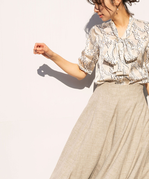 NARACAMICIE（ナラカミーチェ）の「サテンフラワー半袖ボウタイブラウス（シャツ/ブラウス・レディース・ベージュ/ブルー・SMALL/MEDIUM/LARGE/XXX-LARGE/XX-LARGE）」の18枚目の写真