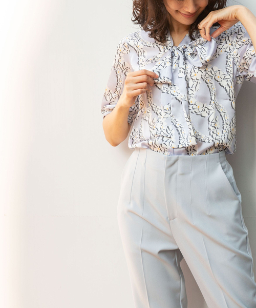 NARACAMICIE（ナラカミーチェ）の「サテンフラワー半袖ボウタイブラウス（シャツ/ブラウス・レディース・ベージュ/ブルー・SMALL/MEDIUM/LARGE/XXX-LARGE/XX-LARGE）」の22枚目の写真