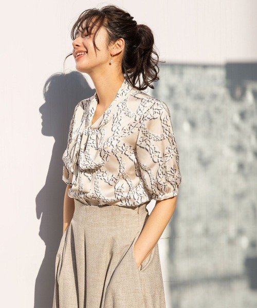 NARACAMICIE（ナラカミーチェ）の「サテンフラワー半袖ボウタイブラウス（シャツ/ブラウス・レディース・ベージュ/ブルー・SMALL/MEDIUM/LARGE/XXX-LARGE/XX-LARGE）」の15枚目の写真