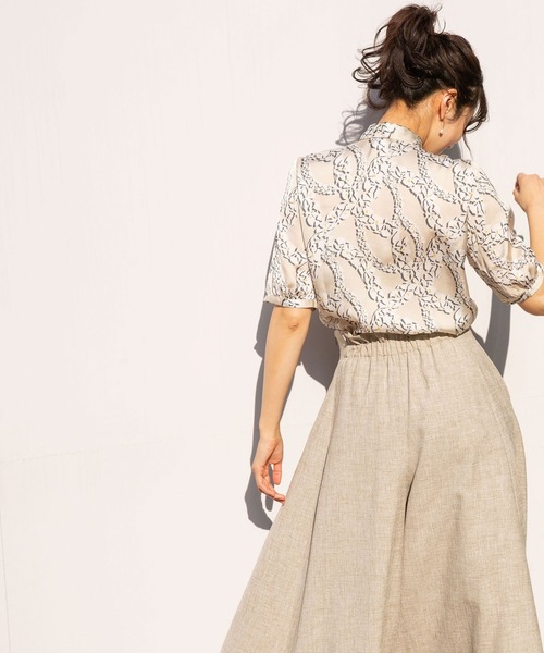 NARACAMICIE（ナラカミーチェ）の「サテンフラワー半袖ボウタイブラウス（シャツ/ブラウス・レディース・ベージュ/ブルー・SMALL/MEDIUM/LARGE/XXX-LARGE/XX-LARGE）」の13枚目の写真