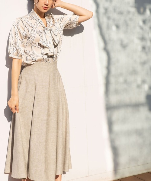 NARACAMICIE（ナラカミーチェ）の「サテンフラワー半袖ボウタイブラウス（シャツ/ブラウス・レディース・ベージュ/ブルー・SMALL/MEDIUM/LARGE/XXX-LARGE/XX-LARGE）」の11枚目の写真