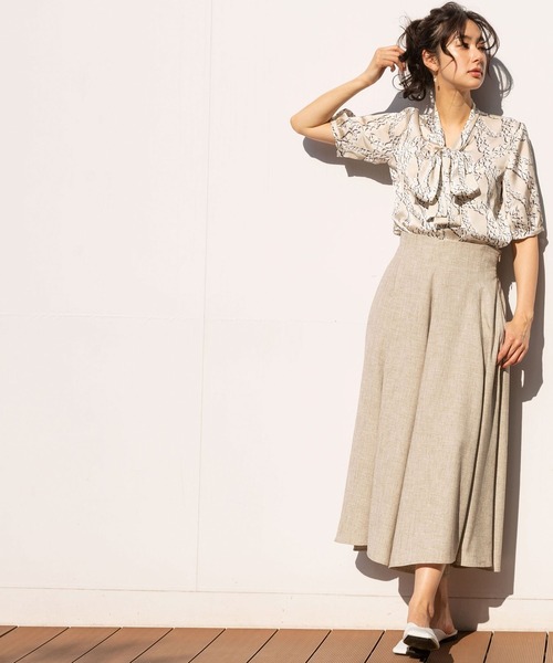 NARACAMICIE（ナラカミーチェ）の「サテンフラワー半袖ボウタイブラウス（シャツ/ブラウス・レディース・ベージュ/ブルー・SMALL/MEDIUM/LARGE/XXX-LARGE/XX-LARGE）」の7枚目の写真