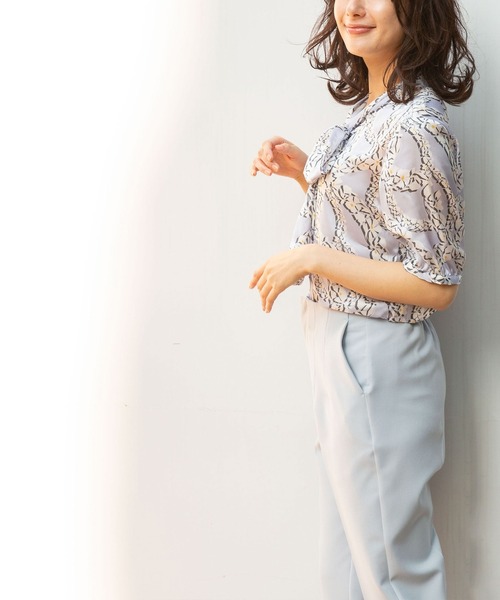 NARACAMICIE（ナラカミーチェ）の「サテンフラワー半袖ボウタイブラウス（シャツ/ブラウス・レディース・ベージュ/ブルー・SMALL/MEDIUM/LARGE/XXX-LARGE/XX-LARGE）」の5枚目の写真