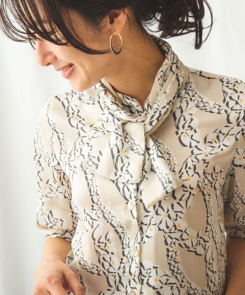 NARACAMICIE（ナラカミーチェ）の「サテンフラワー半袖ボウタイブラウス（シャツ/ブラウス・レディース・ベージュ/ブルー・SMALL/MEDIUM/LARGE/XXX-LARGE/XX-LARGE）」の14枚目の写真