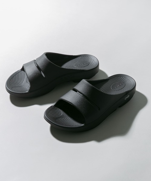 OOFOS（ウーフォス）の「OOFOS　Ooahh（サンダル・メンズ・ブラック/ブラウン・8/9/7）」の2枚目の写真