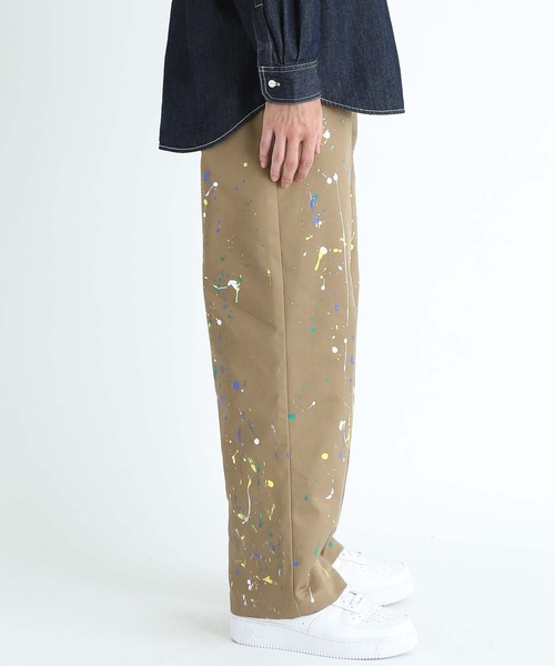 UNIVERSAL OVERALL（ユニバーサルオーバーオール）の「【UNIVERSAL OVERALL 別注】HAND PAINT WIDE TROUSERS（チノパンツ・メンズ・ベージュ/カーキ・S/L/M/XL）」の21枚目の写真