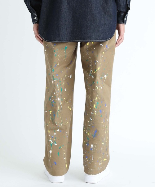 UNIVERSAL OVERALL（ユニバーサルオーバーオール）の「【UNIVERSAL OVERALL 別注】HAND PAINT WIDE TROUSERS（チノパンツ・メンズ・ベージュ/カーキ・S/L/M/XL）」の22枚目の写真