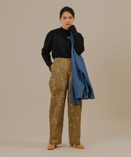 UNIVERSAL OVERALL（ユニバーサルオーバーオール）の「【UNIVERSAL OVERALL 別注】HAND PAINT WIDE TROUSERS（チノパンツ・メンズ・ベージュ/カーキ・S/L/M/XL）」の6枚目の写真