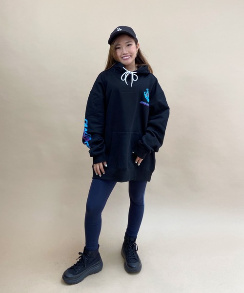 SANTA CRUZ（サンタクルーズ）の「【ムラサキスポーツ別注】SANTACRUZ/サンタクルーズ   ビッグシルエット  リバーシブルバックプリントパーカー/セットアップ対応   502213331（パーカー・レディース・ブラック/ホワイト/グレー/ライトグレー系/ネイビー・M/L）」の13枚目の写真