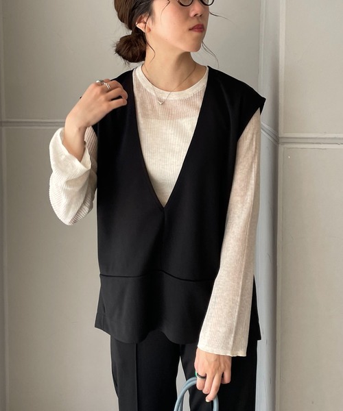 CAPRICIEUX LE'MAGE（カプリシューレマージュ）の「深Vネックベスト（ベスト・レディース・ブラック/アイボリー・FREE）」の2枚目の写真