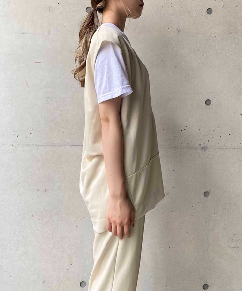 CAPRICIEUX LE'MAGE（カプリシューレマージュ）の「深Vネックベスト（ベスト・レディース・ブラック/アイボリー・FREE）」の4枚目の写真