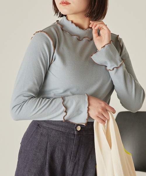 mikke（ミッケ）の「【吸水発熱素材】メロー配色ハイネックプルオーバー（Tシャツ/カットソー・レディース・オフホワイト/ネイビー/ブルー/グリーン・FREE）」の4枚目の写真