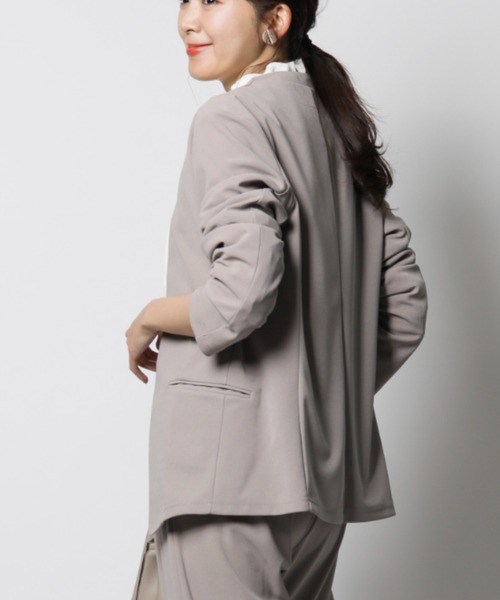INTERPLANET（インタープラネット）の「【ＷＥＢ限定】【３点セット】カットジョーゼットカラーレスジャケット＋テーパードパンツ＋ブラウス（セットアップ・レディース・ライトグレー/ブラック/ネイビー・FREE）」の4枚目の写真