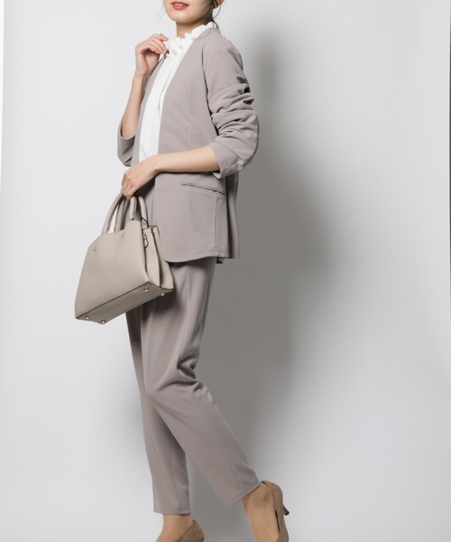 INTERPLANET（インタープラネット）の「【ＷＥＢ限定】【３点セット】カットジョーゼットカラーレスジャケット＋テーパードパンツ＋ブラウス（セットアップ・レディース・ライトグレー/ブラック/ネイビー・FREE）」の22枚目の写真