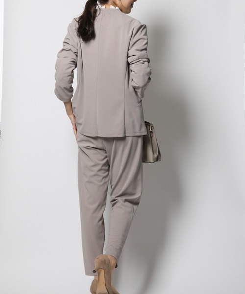 INTERPLANET（インタープラネット）の「【ＷＥＢ限定】【３点セット】カットジョーゼットカラーレスジャケット＋テーパードパンツ＋ブラウス（セットアップ・レディース・ライトグレー/ブラック/ネイビー・FREE）」の5枚目の写真