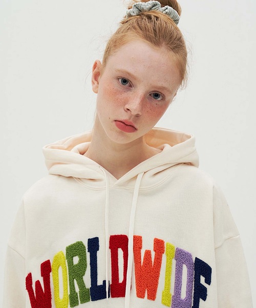 AMESWORLDWIDE（アメスワールドワイド）の「【AMESWORLDWIDE 】レインボーWORLDWIDEフーディ / RAINBOW WORLDWIDE HOODIE（パーカー・レディース・ブラック/グレー/アイボリー/ピンク・MEDIUM/LARGE）」の2枚目の写真