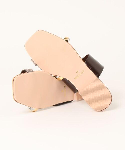 Te chichi TERRASSE（テチチテラス）の「サムリングフラットサンダル（サンダル・レディース・オフホワイト/ブラウン/ブラック・MEDIUM/LARGE）」の5枚目の写真