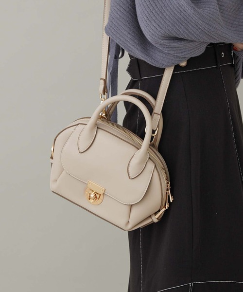 archives（アルシーヴ）の「金具ラウンドボストンバッグ（ボストンバッグ・レディース・ブラック/ブラウン/アイボリー・FREE）」の2枚目の写真