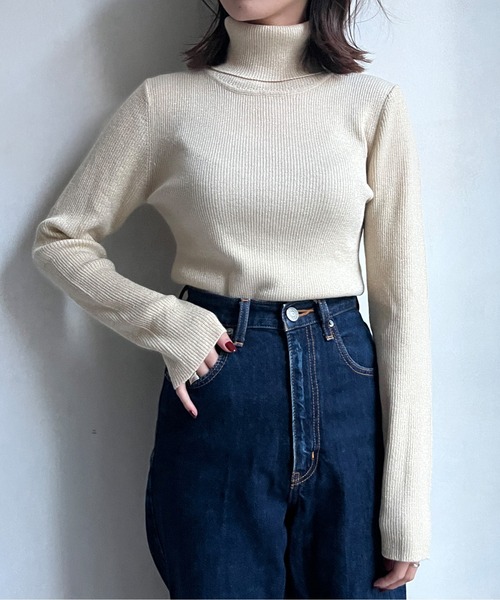 Chez toi(シェトワ)の「ウール混ラメタートルニット(ニット/セーター・レディース・アイボリー/ブラック/グレイッシュベージュ・FREE)」の1枚目の写真