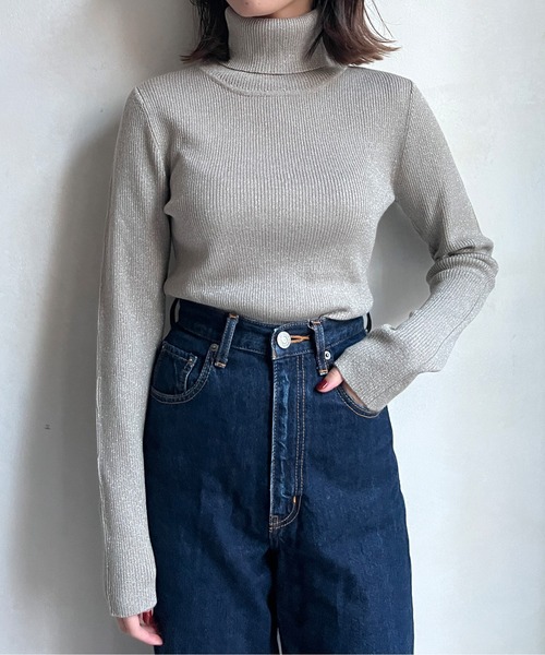 Chez toi(シェトワ)の「ウール混ラメタートルニット(ニット/セーター・レディース・アイボリー/ブラック/グレイッシュベージュ・FREE)」の4枚目の写真