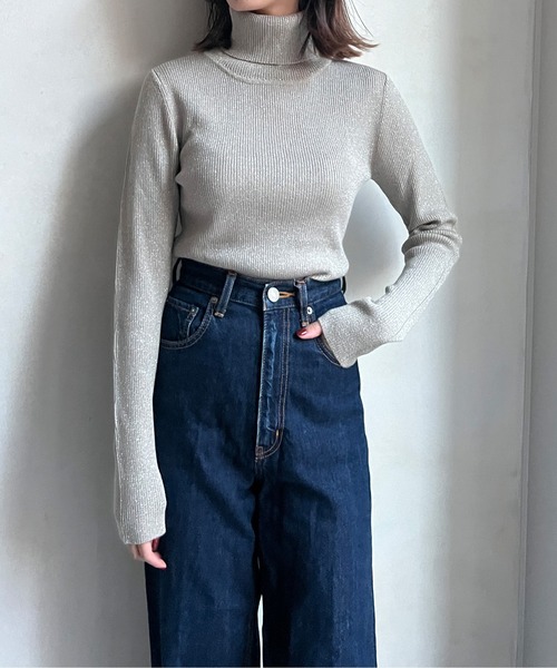 Chez toi(シェトワ)の「ウール混ラメタートルニット(ニット/セーター・レディース・アイボリー/ブラック/グレイッシュベージュ・FREE)」の5枚目の写真
