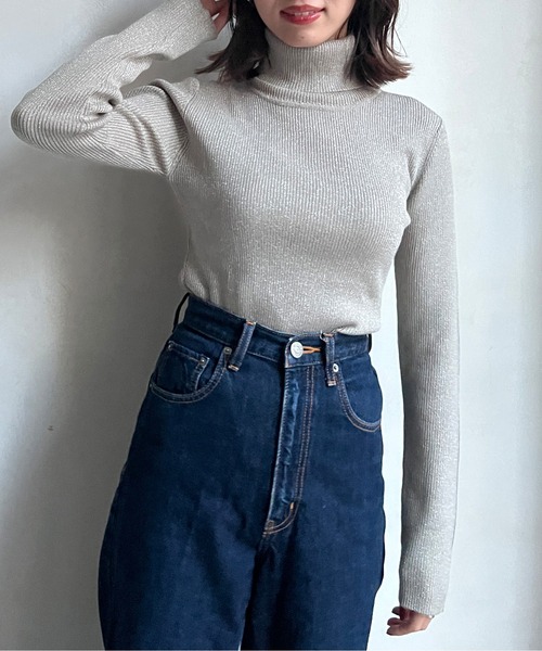 Chez toi(シェトワ)の「ウール混ラメタートルニット(ニット/セーター・レディース・アイボリー/ブラック/グレイッシュベージュ・FREE)」の6枚目の写真