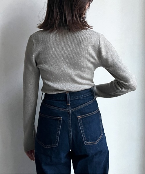 Chez toi(シェトワ)の「ウール混ラメタートルニット(ニット/セーター・レディース・アイボリー/ブラック/グレイッシュベージュ・FREE)」の7枚目の写真
