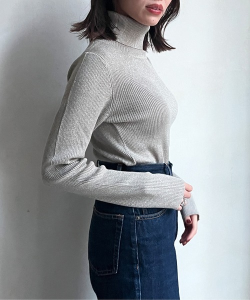 Chez toi(シェトワ)の「ウール混ラメタートルニット(ニット/セーター・レディース・アイボリー/ブラック/グレイッシュベージュ・FREE)」の8枚目の写真