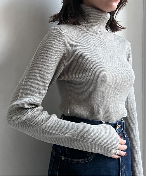 Chez toi(シェトワ)の「ウール混ラメタートルニット(ニット/セーター・レディース・アイボリー/ブラック/グレイッシュベージュ・FREE)」の9枚目の写真