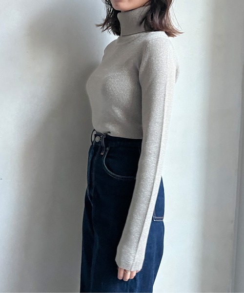 Chez toi(シェトワ)の「ウール混ラメタートルニット(ニット/セーター・レディース・アイボリー/ブラック/グレイッシュベージュ・FREE)」の10枚目の写真
