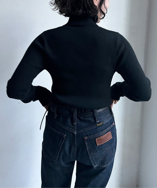 Chez toi(シェトワ)の「ウール混ラメタートルニット(ニット/セーター・レディース・アイボリー/ブラック/グレイッシュベージュ・FREE)」の14枚目の写真
