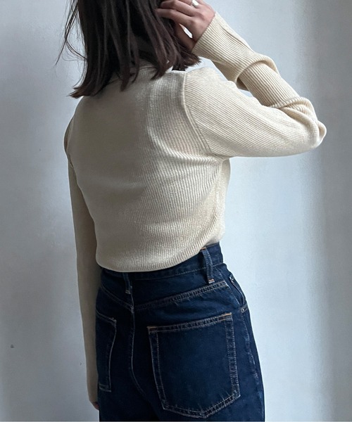 Chez toi(シェトワ)の「ウール混ラメタートルニット(ニット/セーター・レディース・アイボリー/ブラック/グレイッシュベージュ・FREE)」の21枚目の写真