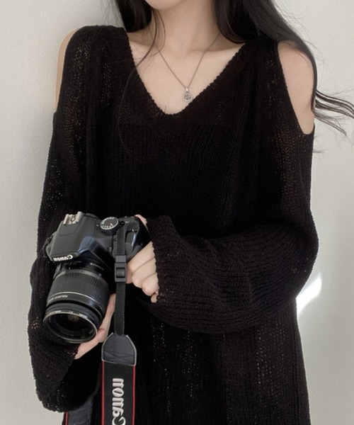 Jewelobe(ジュエローブ)の「カットアウトVネックシアーニット(ニット/セーター・レディース・ブラック/ベージュ/オフホワイト・FREE)」の2枚目の写真