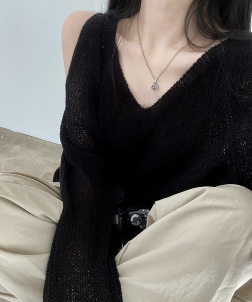 Jewelobe(ジュエローブ)の「カットアウトVネックシアーニット(ニット/セーター・レディース・ブラック/ベージュ/オフホワイト・FREE)」の14枚目の写真