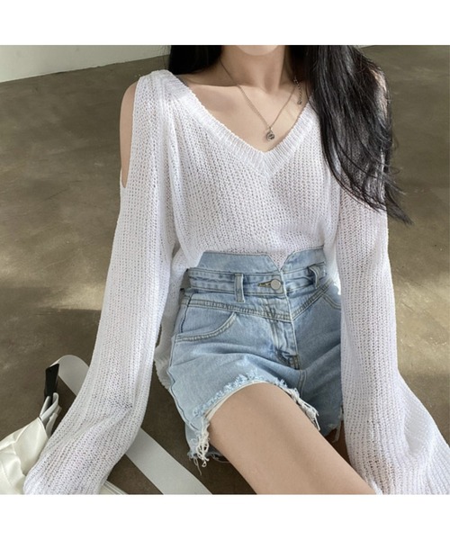 Jewelobe(ジュエローブ)の「カットアウトVネックシアーニット(ニット/セーター・レディース・ブラック/ベージュ/オフホワイト・FREE)」の16枚目の写真