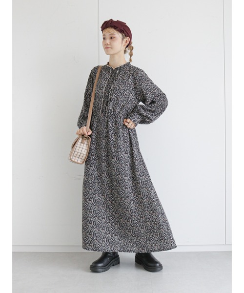 ehka sopo(エヘカソポ)の「花柄スタンドフリルワンピース(ワンピース・レディース・ブラック/ブラウン/ブルー・フリ-)」の2枚目の写真