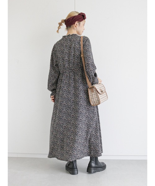 ehka sopo(エヘカソポ)の「花柄スタンドフリルワンピース(ワンピース・レディース・ブラック/ブラウン/ブルー・フリ-)」の20枚目の写真