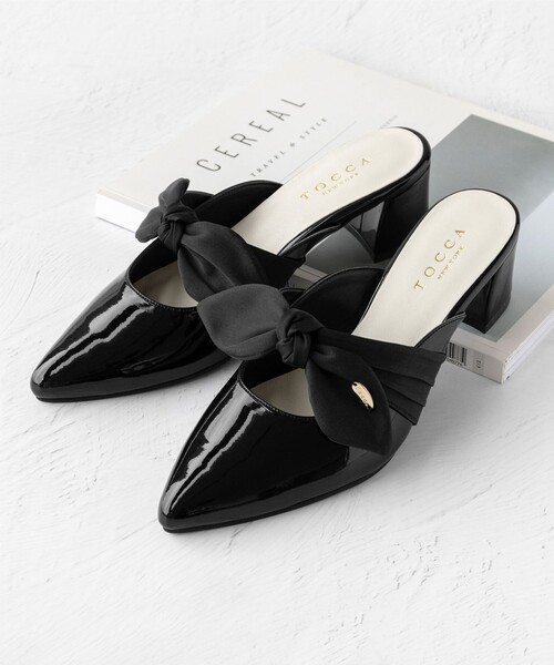 TOCCA(トッカ)の「RIBBON MULE SANDALS ミュールサンダル(サンダル・レディース・ブラック系/ピンク系・MEDIUM/LARGE/SMALL)」の2枚目の写真