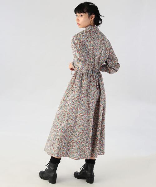 To b. by agnes b.(トゥービーバイアニエスベー)の「WT62 DRESS ブルーミングフラワードレス(シャツワンピース・レディース・レッド・38/40/36)」の4枚目の写真