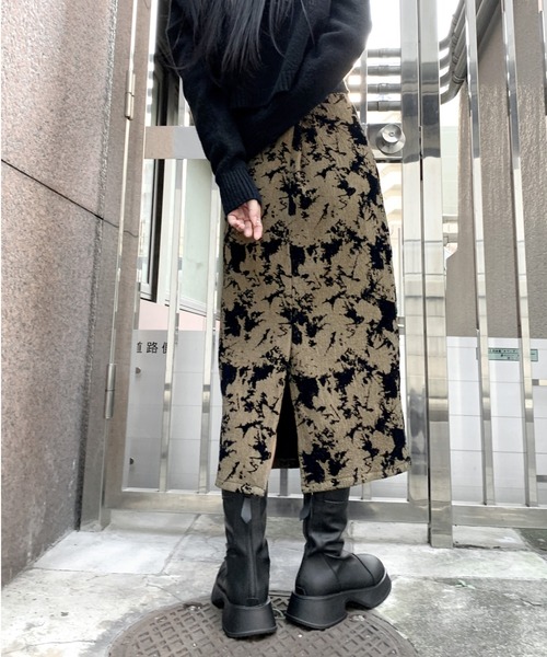 LVEU.(ラブユ.)の「【LVEU.】ペイントベロアデザインスカート / ボトムス スカート ベロア 総柄 ペイント ミモレ ロング タイト ブラック カーキ(スカート・レディース・ブラック/カーキ・FREE)」の19枚目の写真
