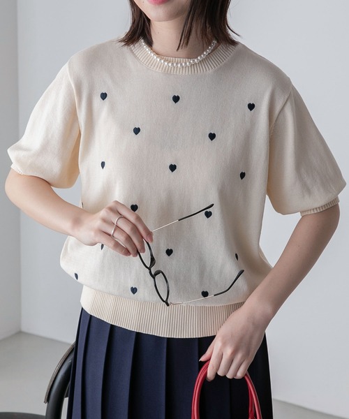 BONLECILL（ボンルシール）の「ハート刺繍 パフスリーブ半袖