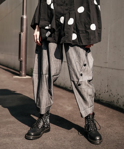 rovtski（ロフトスキー）の「斜めボタンコクーンパンツ（その他パンツ・レディース・グレー/ブラック・FREE）」の2枚目の写真