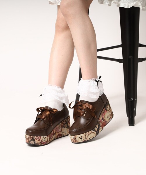 cs T&P(シーエスティーアンドピー)の「厚底サテンリボン付きシューズ(パンプス・レディース・アイボリー/ネイビー系6/ブラック/ブラック系1・M/L/S/LL)」の4枚目の写真