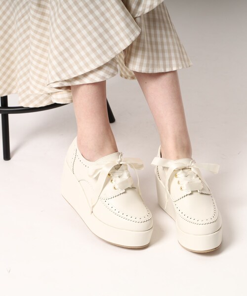 cs T&P(シーエスティーアンドピー)の「厚底サテンリボン付きシューズ(パンプス・レディース・アイボリー/ネイビー系6/ブラック/ブラック系1・M/L/S/LL)」の2枚目の写真