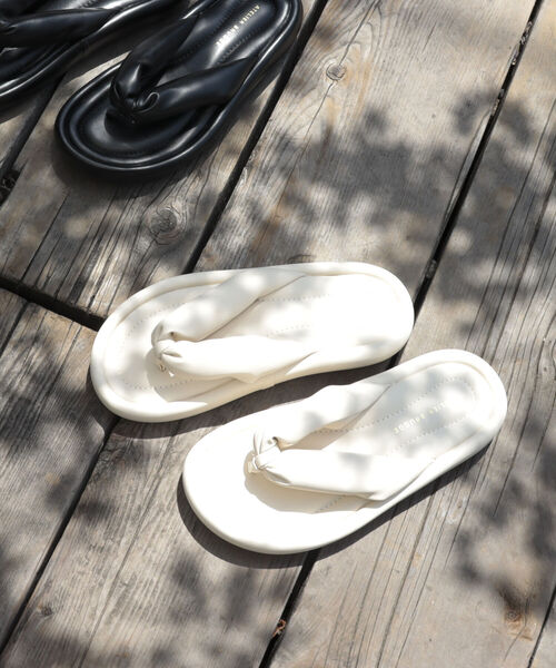 fredy emue(フレディエミュ)の「バルキートングサンダル(サンダル・レディース・ブラック/オフホワイト・M/S)」の3枚目の写真