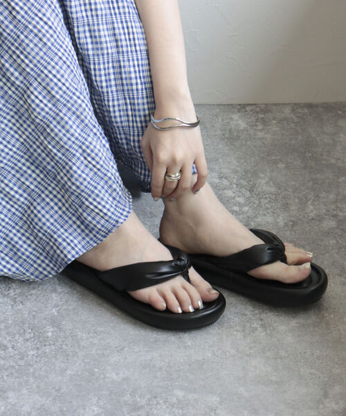 fredy emue(フレディエミュ)の「バルキートングサンダル(サンダル・レディース・ブラック/オフホワイト・M/S)」の4枚目の写真