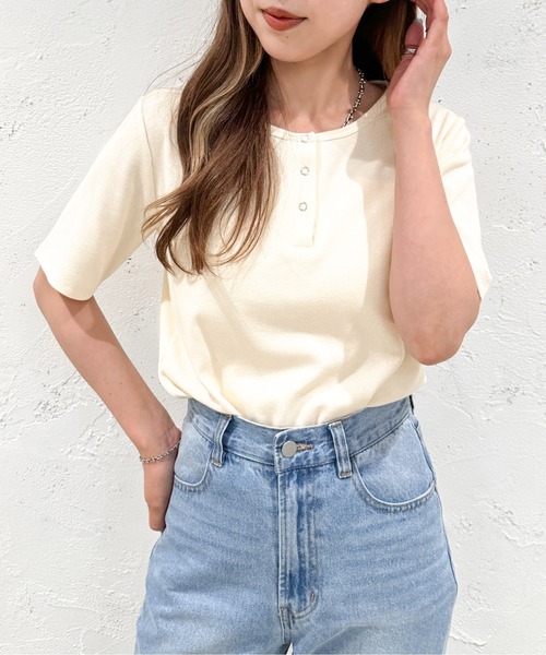 apres jour mignon(アプレジュールミニョン)の「ヘンリーネック半袖トップス【ZOZOTOWN限定アイテム】(Tシャツ/カットソー・レディース・ネイビー/アイボリー/ブラック/ブルー/その他・X-LARGE/フリー)」の1枚目の写真